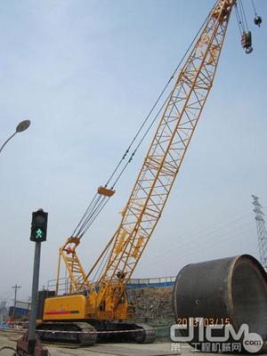 徐工首台QUY85履带起重机助力武汉市政工程